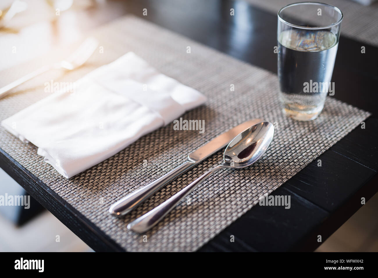 Portrait de couverts et serviette en verre à boire sur place Mat sur table au restaurant Banque D'Images