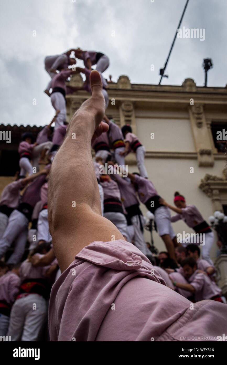 Man Pointing at Human Tower au Festival Banque D'Images