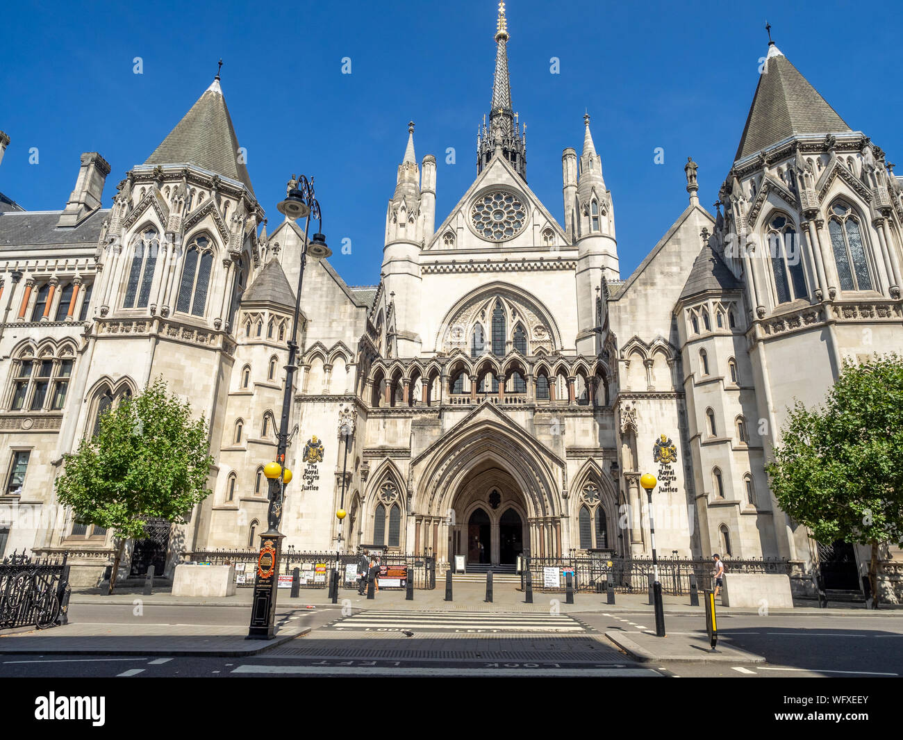 Londres, Angleterre - 6 août 2018 : bâtiment historique et l'entrée de Royal Courts of Justice à Londres en Angleterre. Banque D'Images
