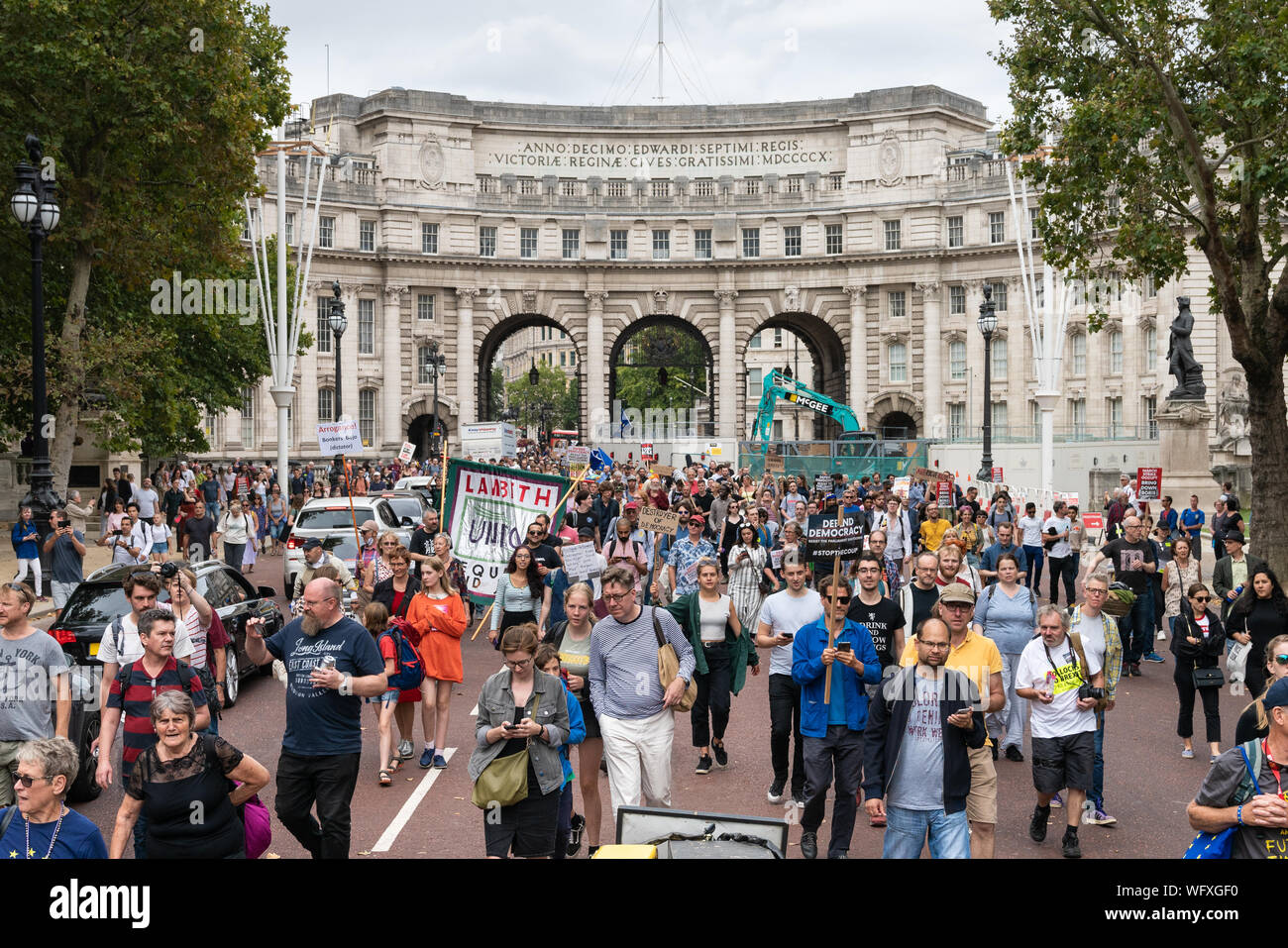 31 août 2019 - London, UK. Un Anti-Brexit les manifestants avec des pancartes et des bannières en marche vers le palais de Buckingham. Banque D'Images