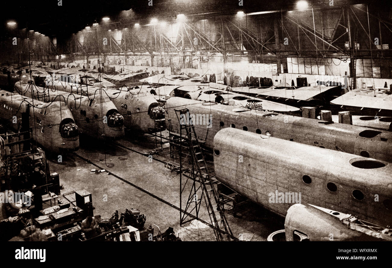 L'assemblage du fuselage et l'aile de la Stirling court, le bombardier lourd quadrimoteur de la Seconde Guerre mondiale. Il a la particularité d'être le premier bombardier quadrimoteur à être mis en service avec la Royal Air Force. Au début de 1941, l'entrée de service de l'escadron de Stirling. Au cours de son utilisation comme un bombardier, les pilotes l'éloge du genre pour sa capacité d'exécution en chasseurs de nuit de l'ennemi et ses caractéristiques de conduite favorables, tandis que l'altitude plafond a été souvent l'objet de critiques. Le Stirling avait une carrière opérationnelle relativement brève comme un bombardier avant d'être relégués au deuxième ligne fonctions. Banque D'Images
