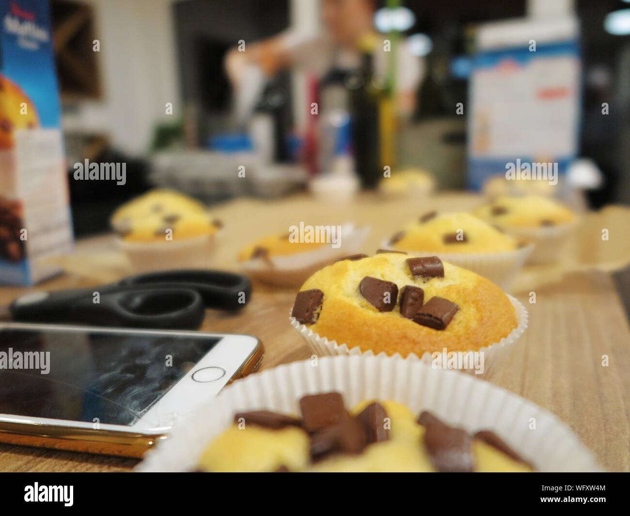 Close-up of Cupcakes sur l'île de cuisine Banque D'Images