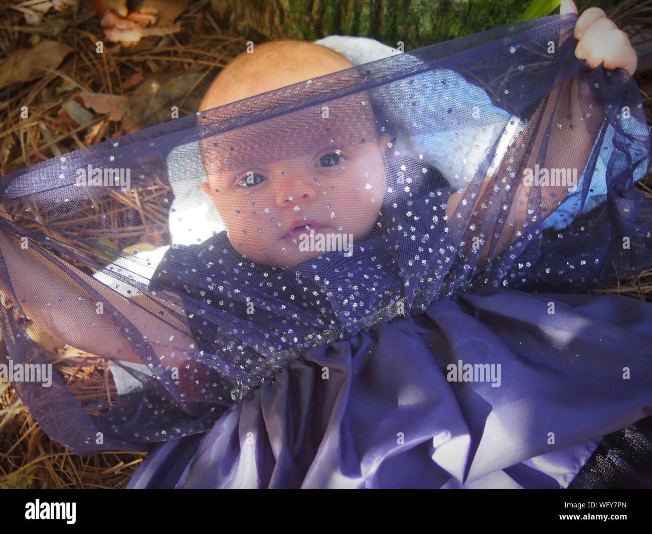 Portrait Of Cute Baby Girl Holding Jaquette Net Le Domaine Banque D'Images