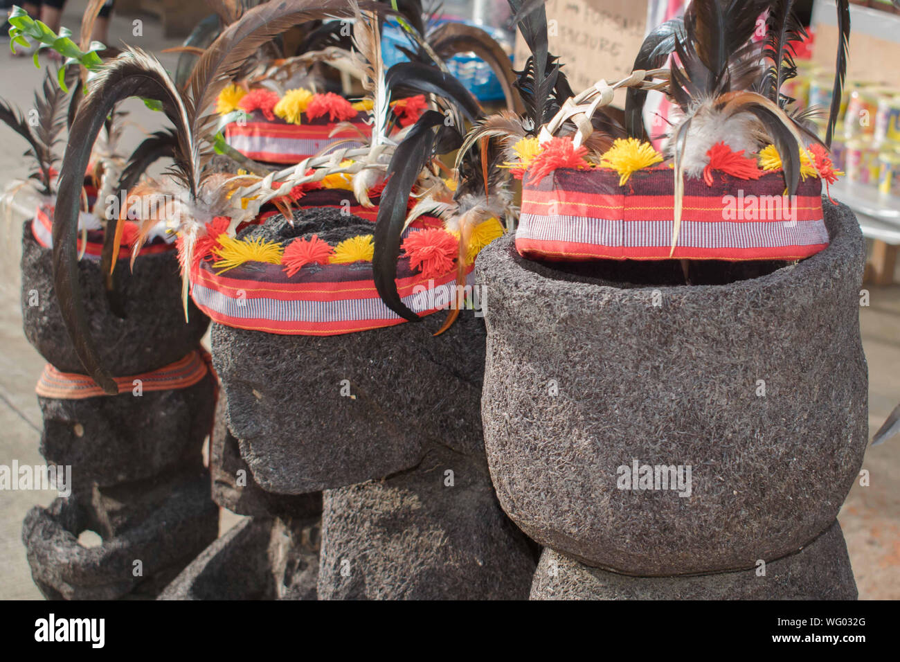 25 août 2019 PHILIPPINES IFUGAO BANAUE- : statues sur une ligne qui portaient tous des robes traditionnelles la tête d'Ifugao. Feather head dress. Banque D'Images