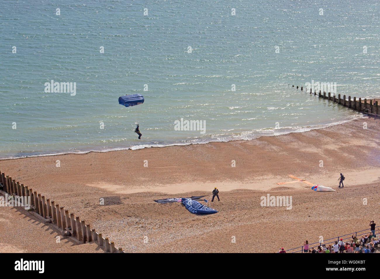 Membre de l'Équipe de parachutistes Tiger glisse jusqu'à la plage et la cible d'atterrissage à Eastbourne's International Airshow (21-07-2013) en août 2018. Banque D'Images