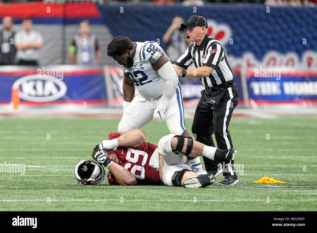 31 août 2019 : Edgar Cerenord du duc (92) se tient sur le Landon Dickerson (69) après avoir jeté un coup d'Alabama player pendant le Chick-Fil-A Jeu de lancement, avec l'Alabama Crimson Tide et le Duke Blue Devils, joué au Mercedes Benz Stadium à Atlanta, Géorgie. Cerenord a été éjecté de la partie comme l'Alabama roula sur Duke, 42-3. Cecil Copeland/CSM Banque D'Images