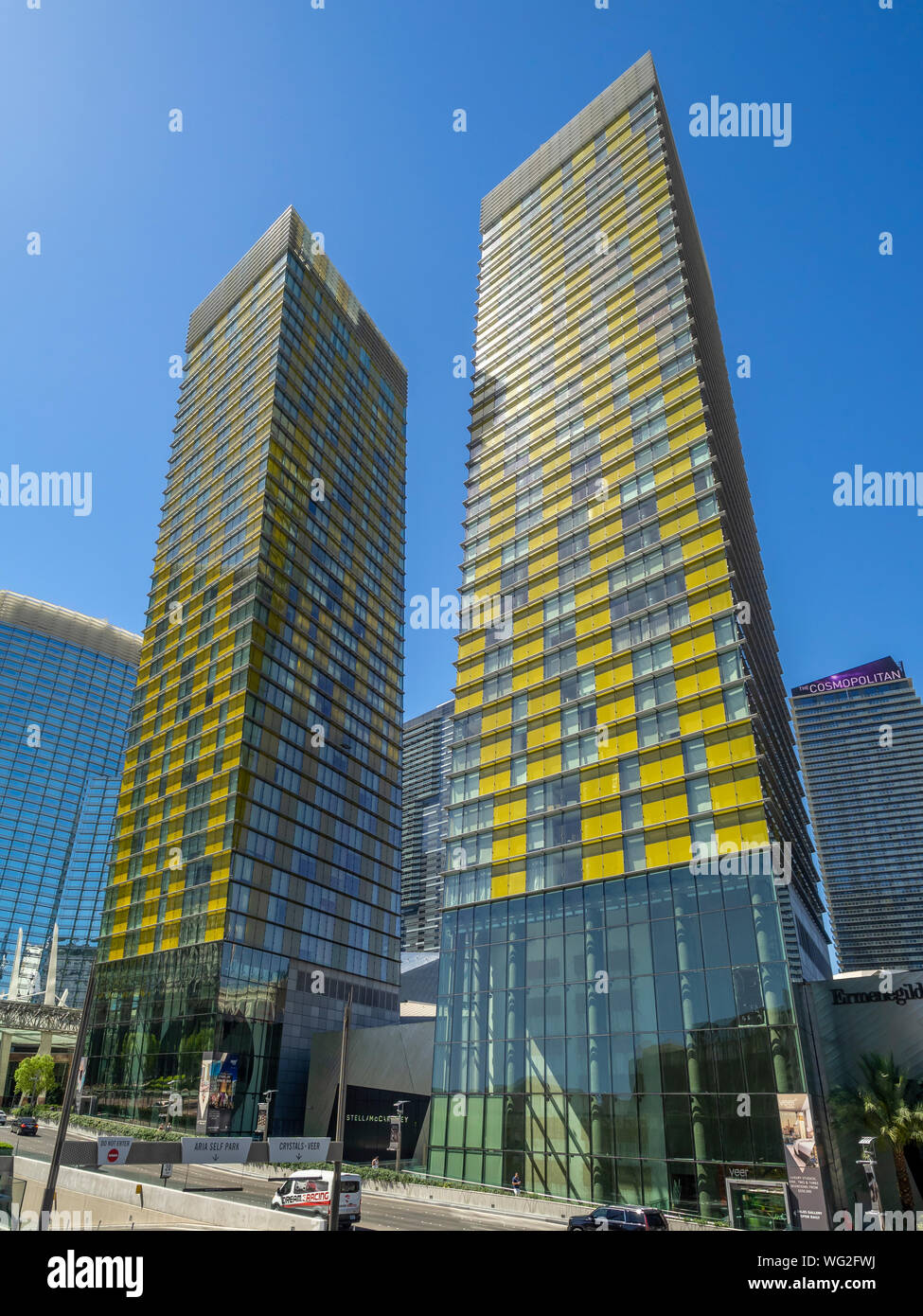 Les Veer Towers at CityCenter de Las Vegas. Ils sont des tours de condominiums de 37 étages s'appuyant dans des directions opposées, 4,6 degrés à partir du centre. Banque D'Images
