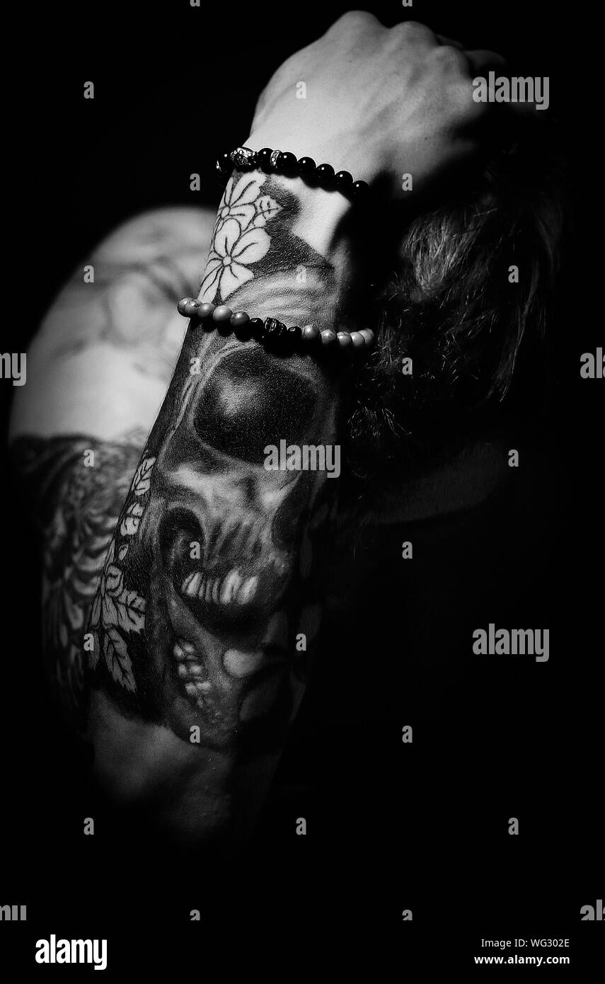 Tatouage Main Homme Tete De Mort Skull Tattoo sur Main de l'homme sur fond noir Photo Stock - Alamy