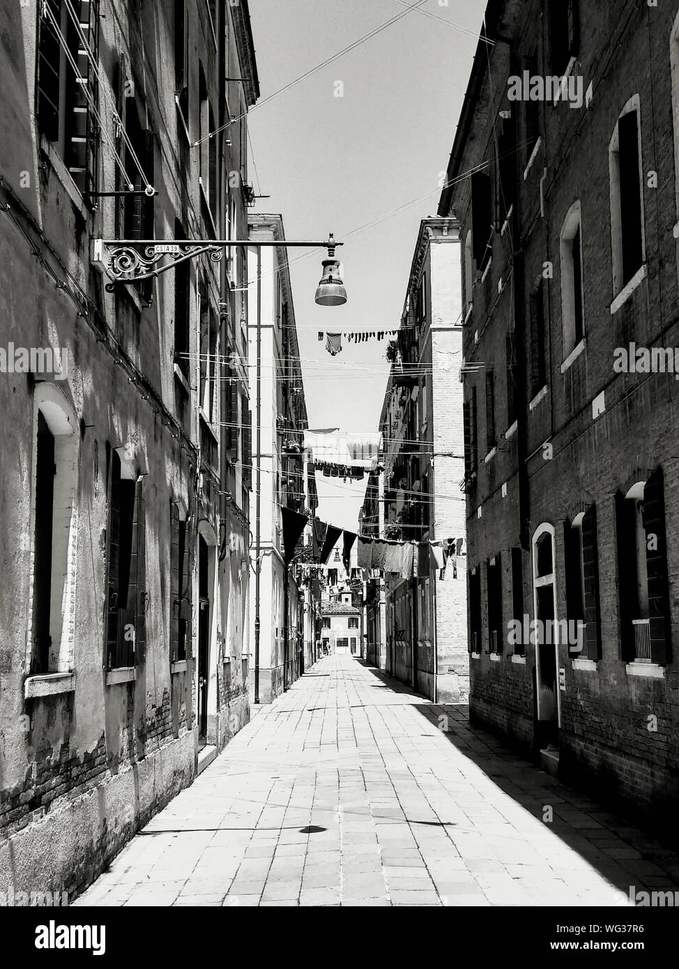 Rue étroite au milieu d'anciens bâtiments en ville Banque D'Images