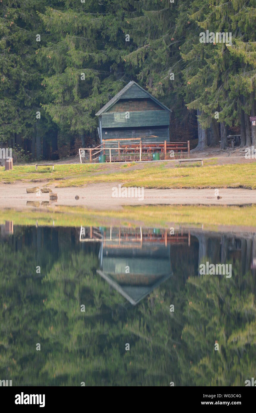 La structure construite par le lac Banque D'Images