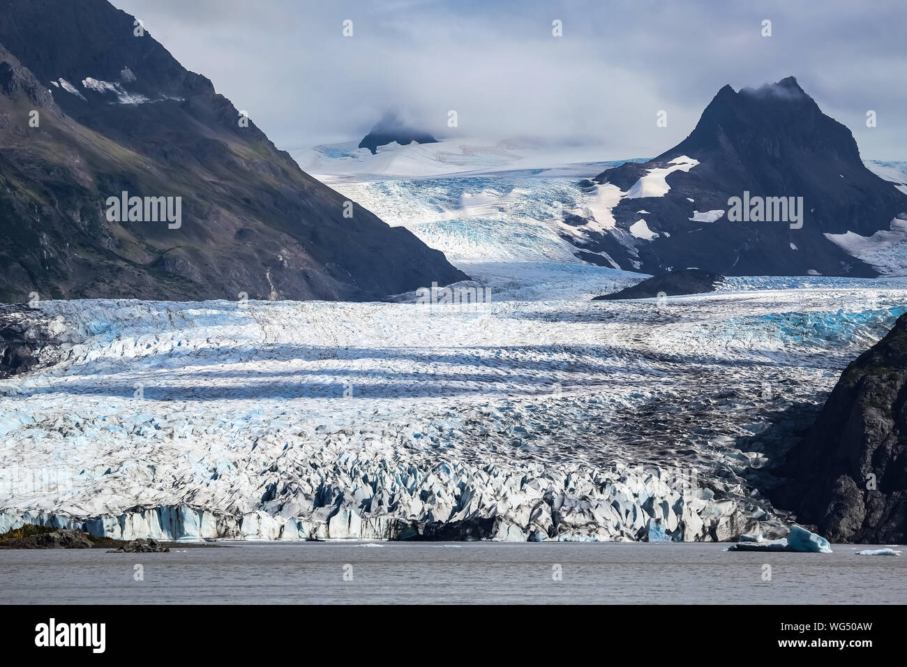 Vue sur Grewingk Glacier et lac, ciel bleu et nuages blancs, péninsule de Kenai, Alaska Banque D'Images