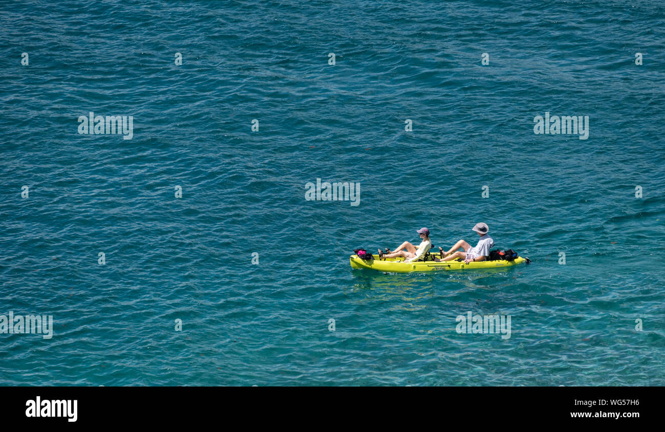 Couple bénéficiant d'une belle journée d'été sur le kayak tandem jewel-eau coloré de l'entrée de Jupiter, Jupiter dans le comté de Palm Beach en Floride. (USA) Banque D'Images