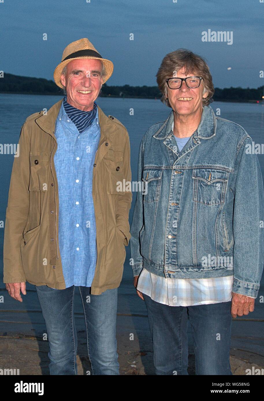 Schleswig, Deutschland. Août 30, 2019. 30.08.2019, Schleswig, le duo pop danois décontracté à l'NORDEN 2019 Festival sur le Konigswiesen à Schleswig. Backstage exclusif portrait de la Synthpop duo avec Tim Stahl (l) et John Guldberg (r) en face de l'ciel du soir directement sur les rives de la Schlei. Utilisation dans le monde entier | Credit : dpa/Alamy Live News Banque D'Images