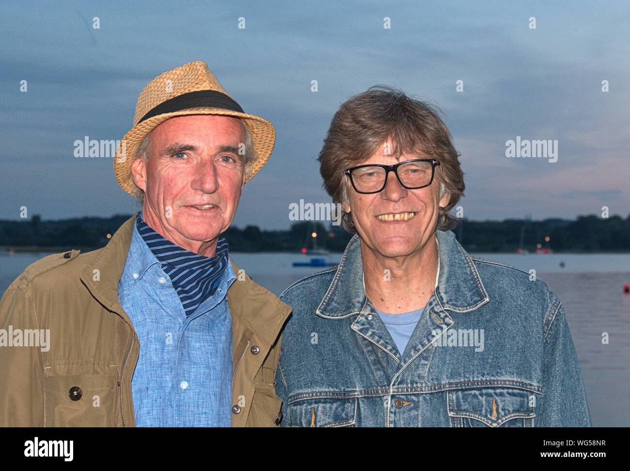 Schleswig, Deutschland. Août 30, 2019. 30.08.2019, Schleswig, le duo pop danois décontracté à l'NORDEN 2019 Festival sur le Konigswiesen à Schleswig. Backstage exclusif portrait de la Synthpop duo avec Tim Stahl (l) et John Guldberg (r) en face de l'ciel du soir directement sur les rives de la Schlei. Utilisation dans le monde entier | Credit : dpa/Alamy Live News Banque D'Images