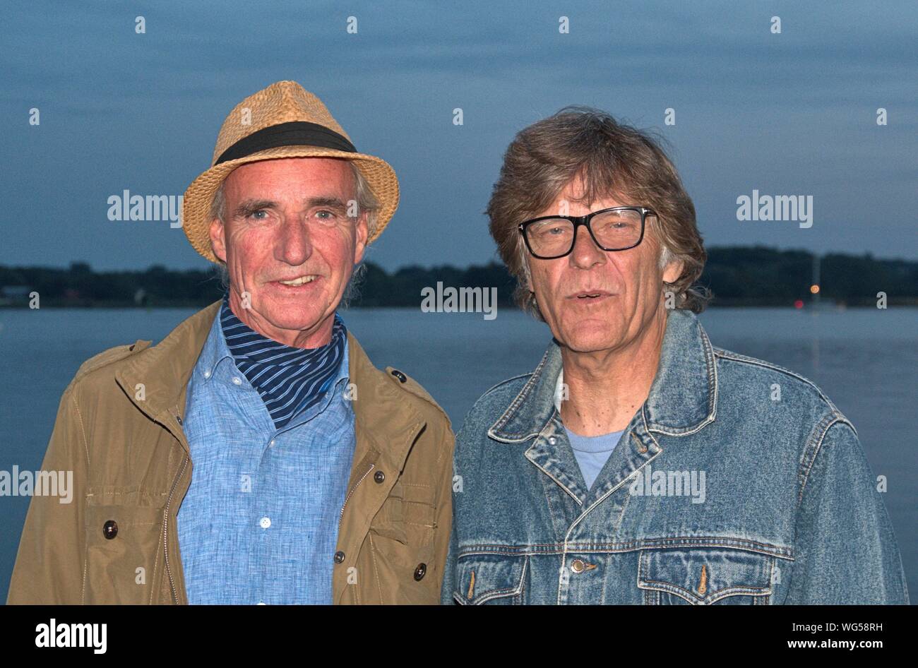 Schleswig, Deutschland. Août 30, 2019. 30.08.2019, Schleswig, le duo pop danois décontracté à l'NORDEN 2019 Festival sur le Konigswiesen à Schleswig. Backstage exclusif portrait de la Synthpop duo avec Tim Stahl (l) et John Guldberg (r) en face de l'ciel du soir directement sur les rives de la Schlei. Utilisation dans le monde entier | Credit : dpa/Alamy Live News Banque D'Images