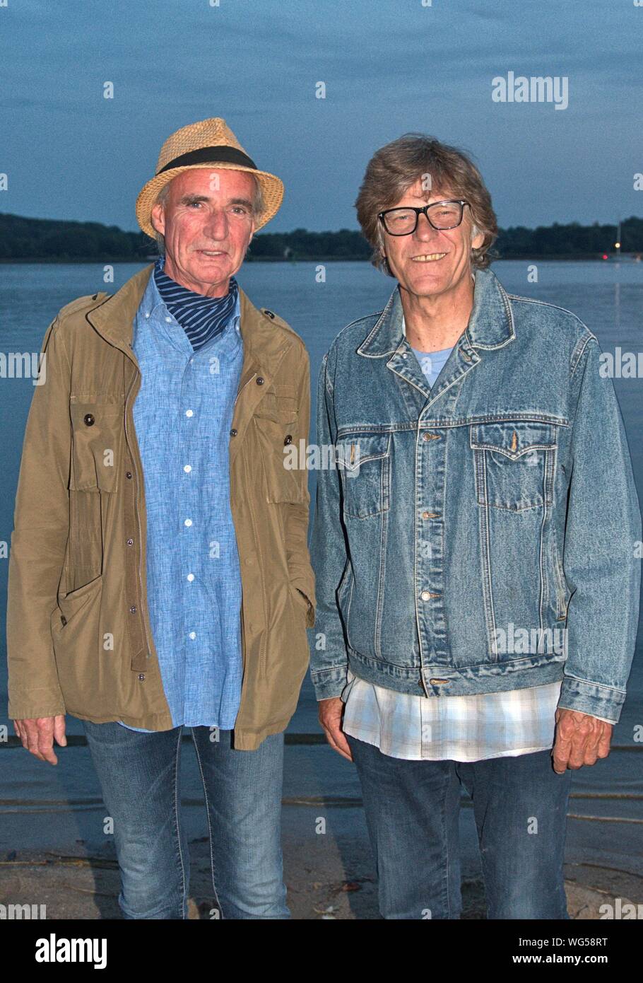 Schleswig, Deutschland. Août 30, 2019. 30.08.2019, Schleswig, le duo pop danois décontracté à l'NORDEN 2019 Festival sur le Konigswiesen à Schleswig. Backstage exclusif portrait de la Synthpop duo avec Tim Stahl (l) et John Guldberg (r) en face de l'ciel du soir directement sur les rives de la Schlei. Utilisation dans le monde entier | Credit : dpa/Alamy Live News Banque D'Images