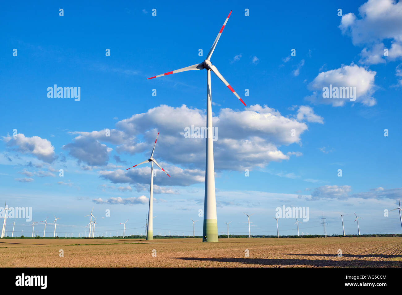 Éoliennes dans un champ stérile vu en Allemagne Banque D'Images