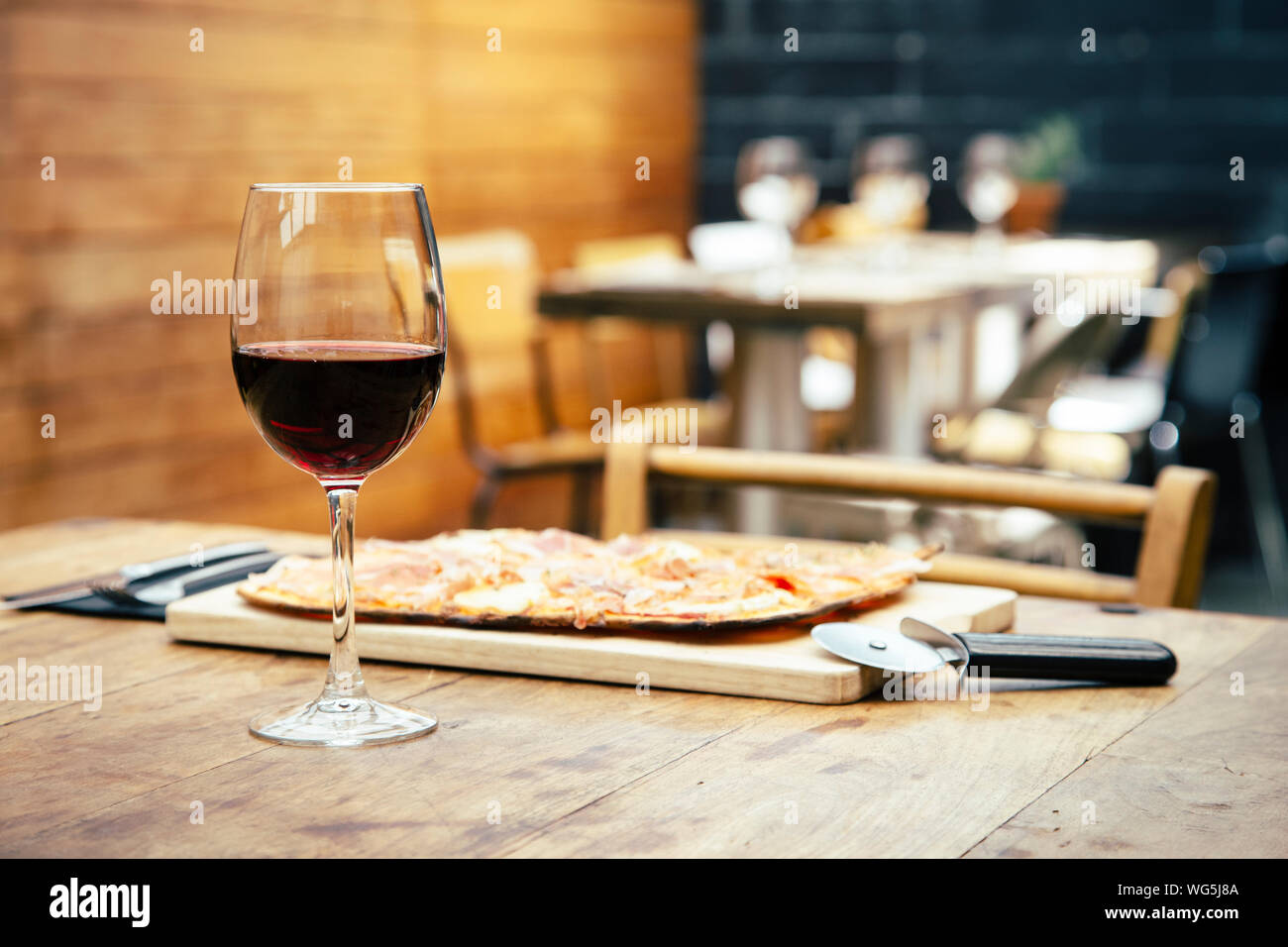 Pizza italienne et vin rouge Banque de photographies et d’images à haute résolution Alamy