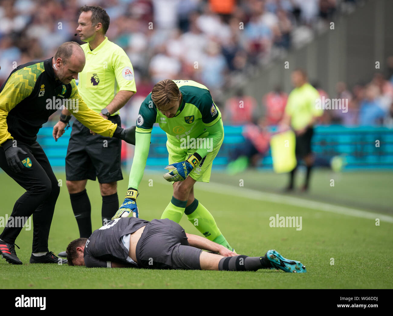 Londres, Royaume-Uni. Août 31, 2019. Gardien de but Tim Krul vérifie sur blessé Christoph Zimmermann de Norwich City au cours de la Premier League match entre West Ham United et Norwich City au Parc olympique, Londres, Angleterre le 31 août 2019. Photo par Andy Rowland. Credit : premier Media Images/Alamy Live News Banque D'Images