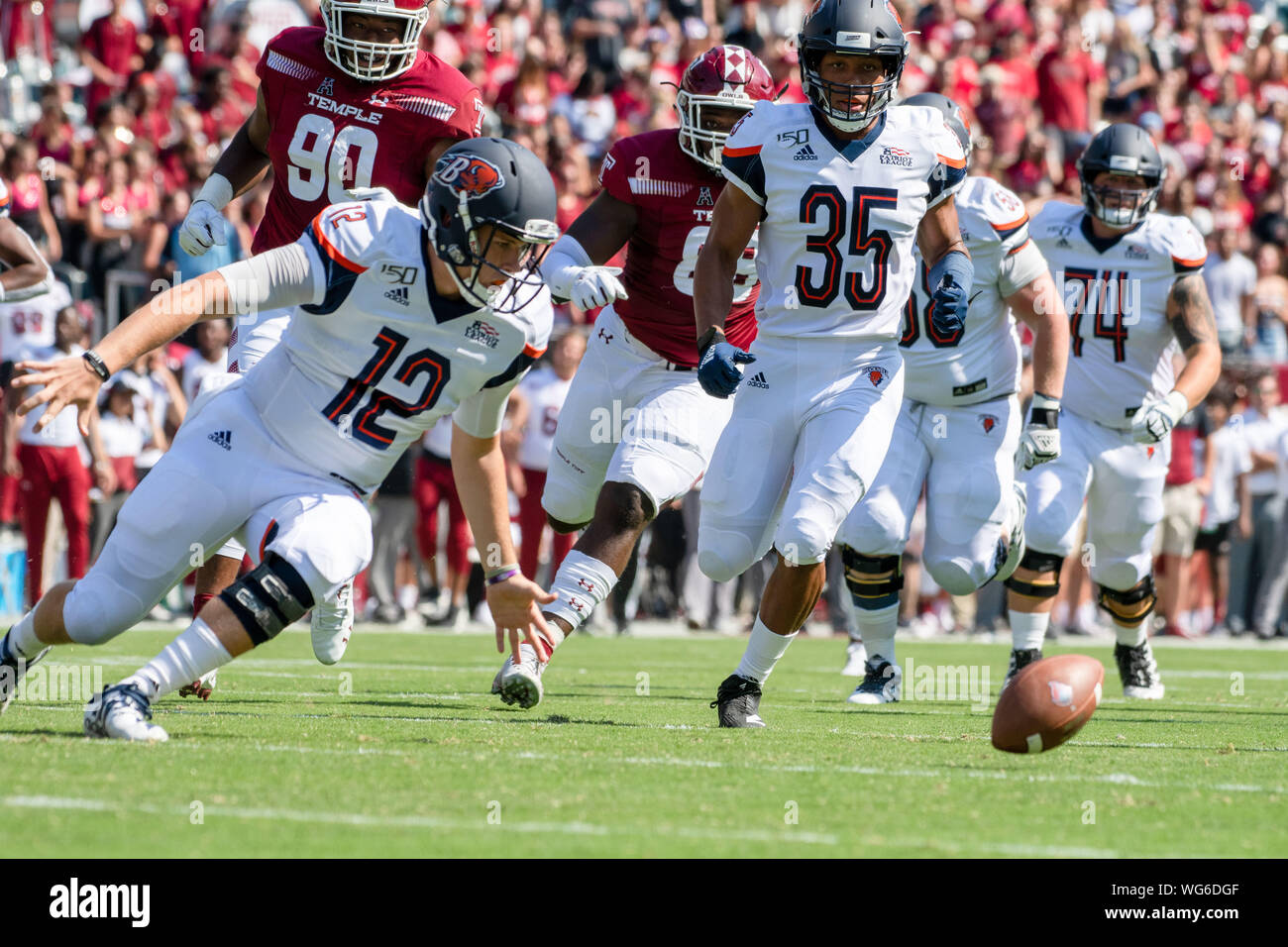 Philadelphie, Pennsylvanie, USA. Août 31, 2019. Les Bucknell QB, LOGAN BITIKOFER (12) fumbles la balle pendant le jeu au Lincoln Financial Field à Philadelphie Pennsylvanie Crédit : Ricky Fitchett/ZUMA/Alamy Fil Live News Banque D'Images