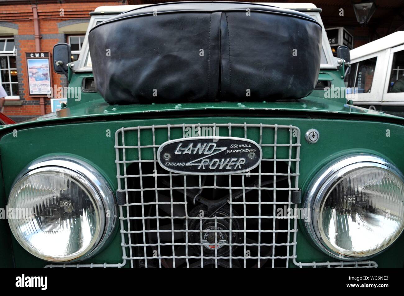 Phares et calandre d'une série 2 1965 Land Rover à empattement court sur l'affichage à la Severn Valley Railway classic car show, Kidderminster Gare Banque D'Images