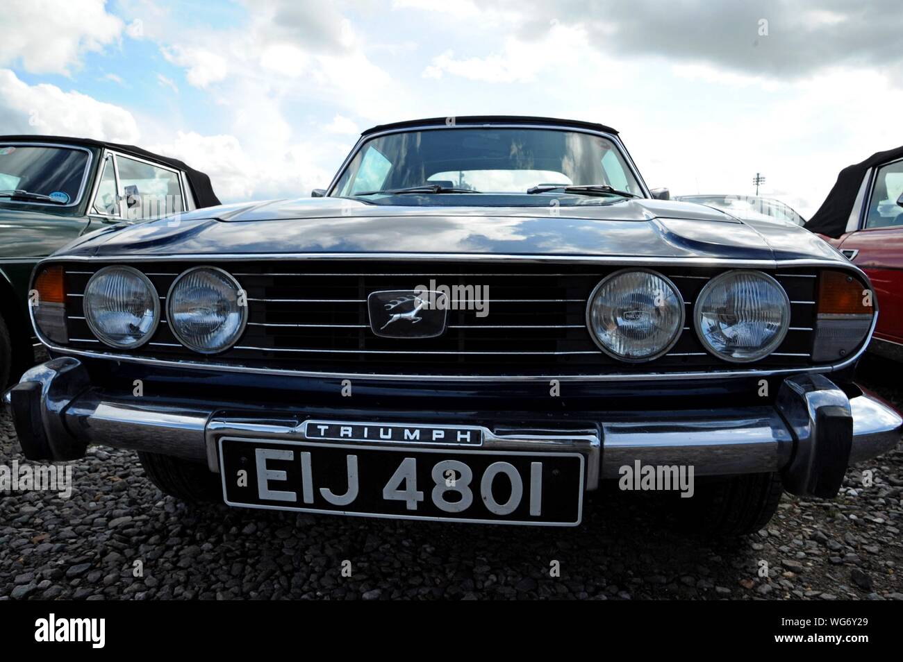 Une vue sur la calandre avant d'une voiture de sport 1973 Triumph Stag dans un line-up de la marque à la Severn Valley Railway voiture classique 24, 31 août 2019 Banque D'Images