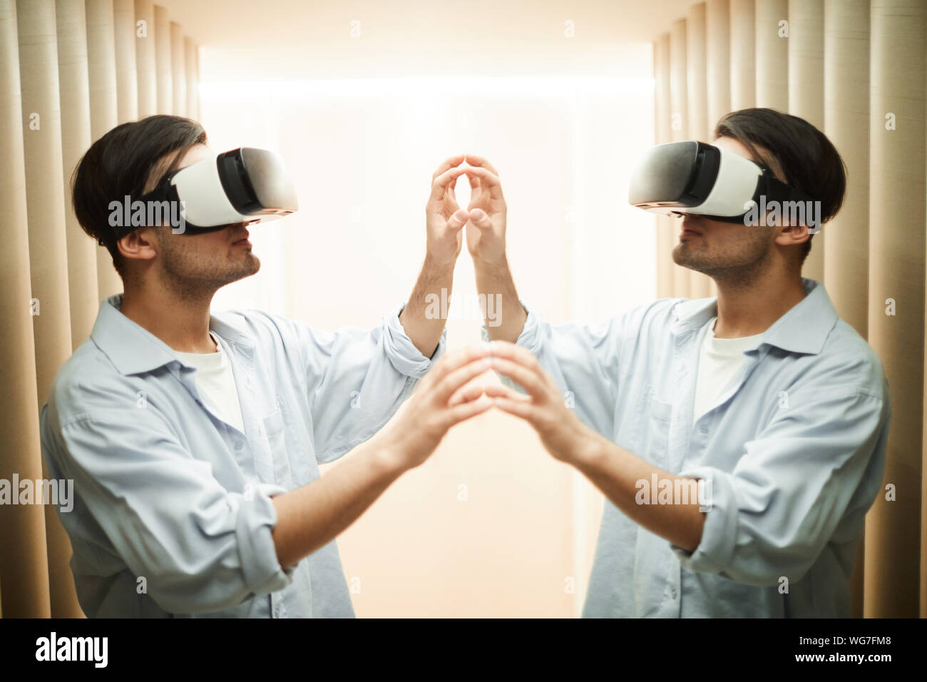 Rétroviseur extérieur droit du jeune homme portant un casque VR en interaction avec la réflexion, copy space Banque D'Images