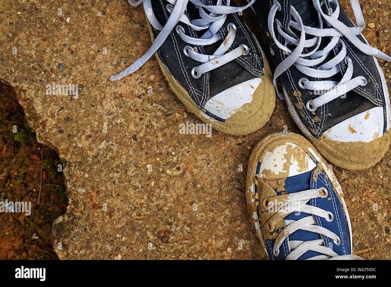 Portrait de chaussures boueuses sur sentier Photo Stock - Alamy