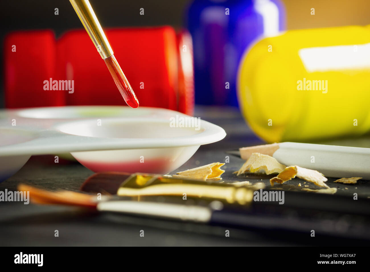 Artiste libre pinceau au-dessus de la plaque de couleur et couleur de l'affiche de la bouteille sur la table. Concept de l'éducation artistique. Banque D'Images