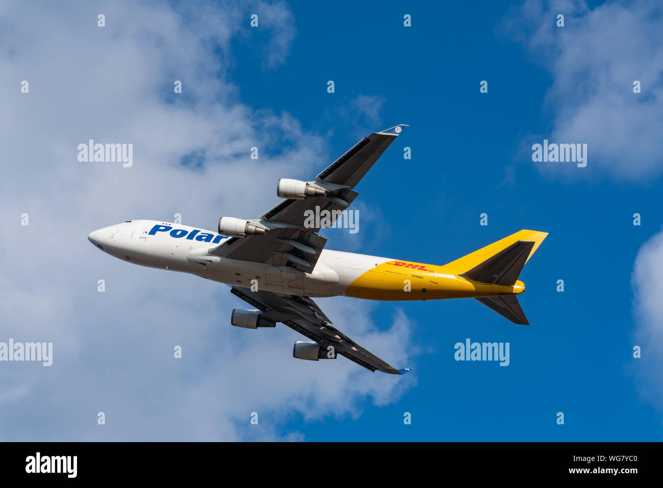 TOKYO, JAPON - JAN. 13, 2019 : Polar Air Cargo Boeing 747-400 F décollant de l'Aéroport International de Narita à Tokyo, Japon. Banque D'Images