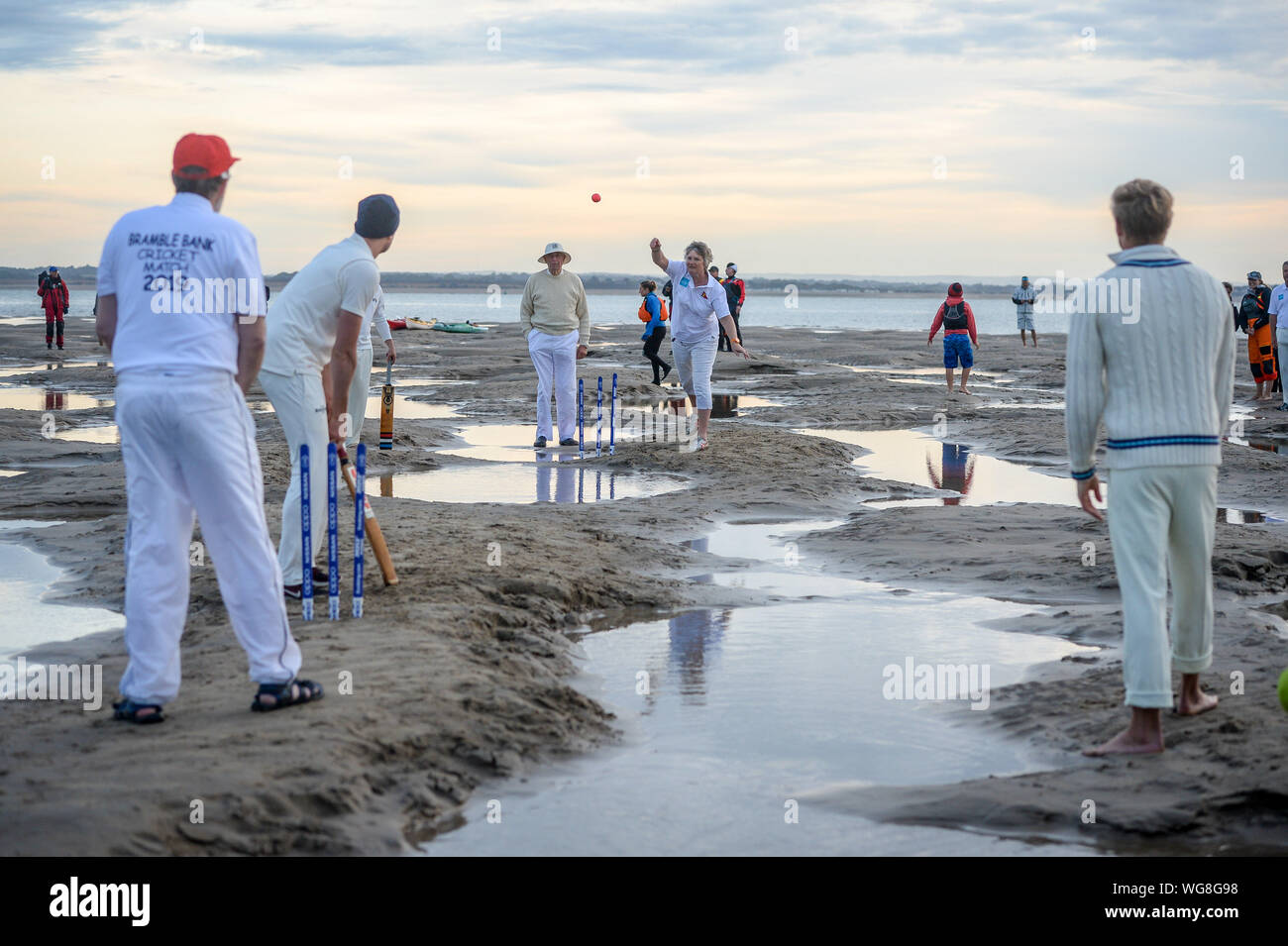 Les membres de la Gendarmerie royale Le sud du Yacht Club et le Club de voile de l'île de prendre part à l'assemblée annuelle de ronces de cricket entre les clubs, qui a lieu sur le banc de sable de mûre Bank au milieu du Solent à marée basse. Banque D'Images