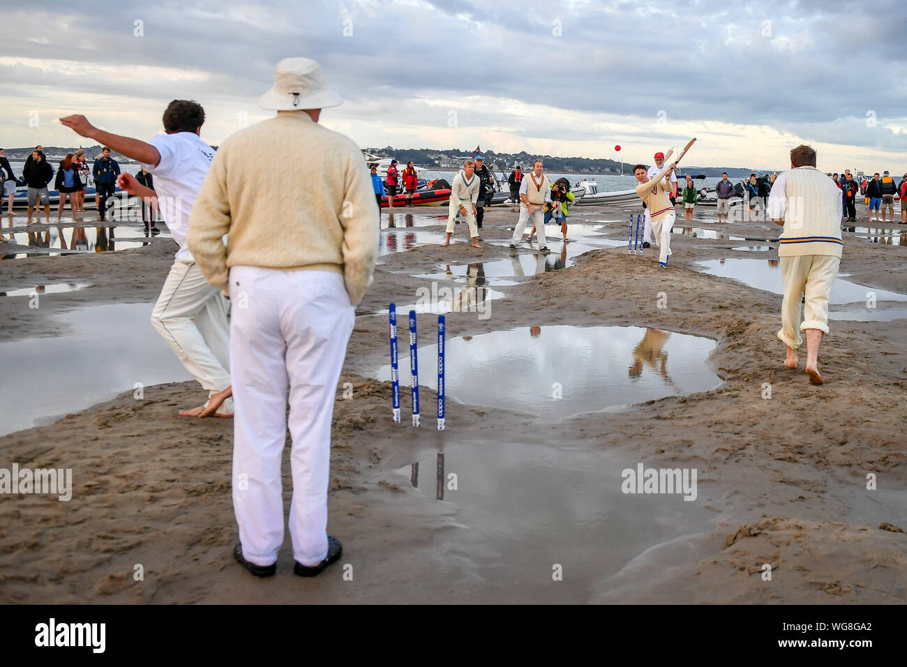 Les membres de la Gendarmerie royale Le sud du Yacht Club et le Club de voile de l'île de prendre part à l'assemblée annuelle de ronces de cricket entre les clubs, qui a lieu sur le banc de sable de mûre Bank au milieu du Solent à marée basse. Banque D'Images