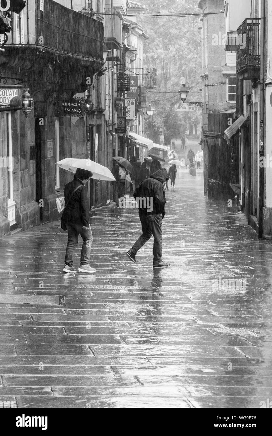 Santiago de Compostela, Espagne ; le 9 août 2019 : d'une rue Vieille ville de Santiago de Compostela sur jour de pluie. La photographie noir et blanc Banque D'Images