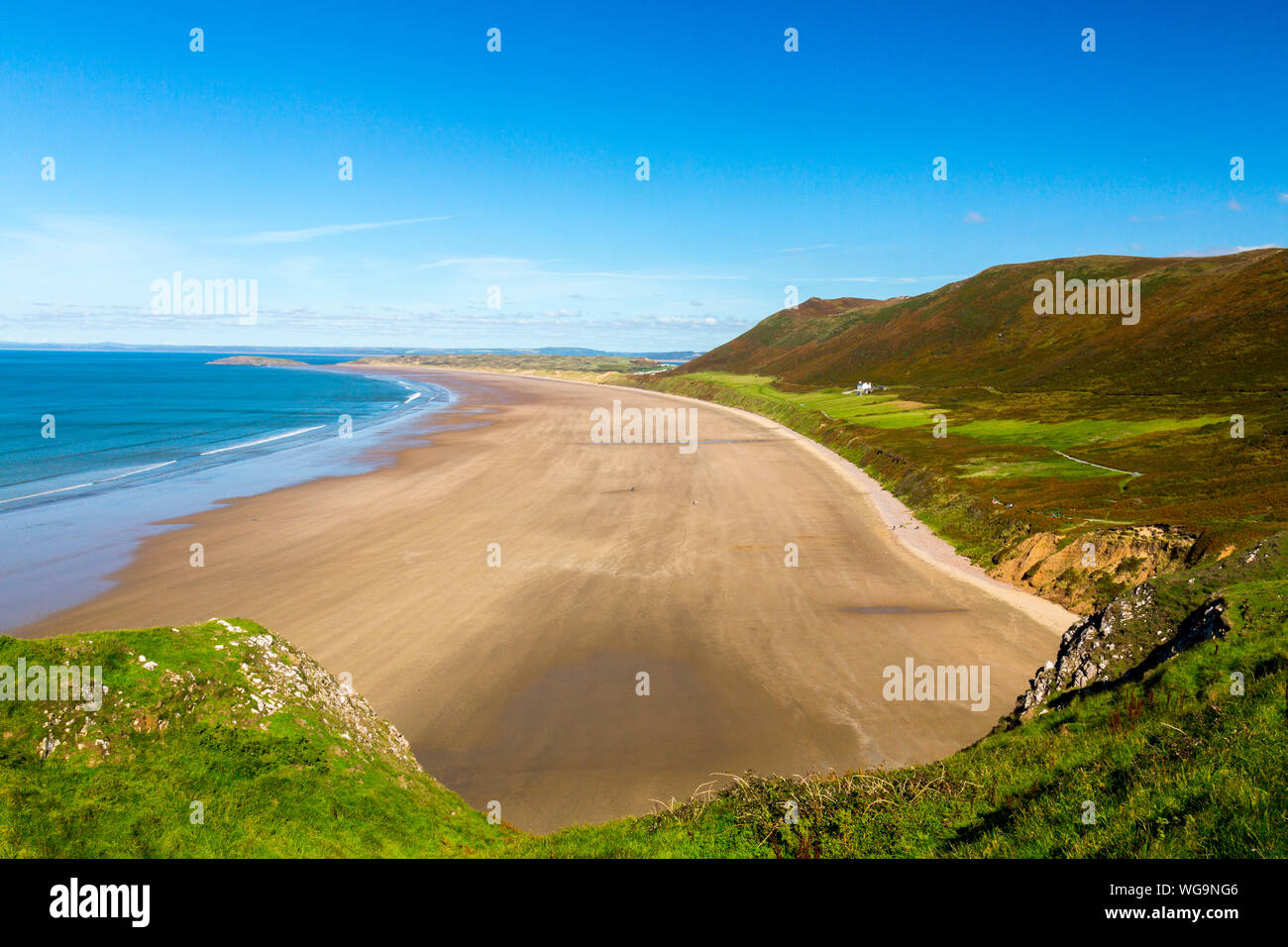 La vaste plage de sable à Rhossili Bay est dominé par la crête de Rhossili bas sur la péninsule de Gower, dans le sud du Pays de Galles, Royaume-Uni Banque D'Images