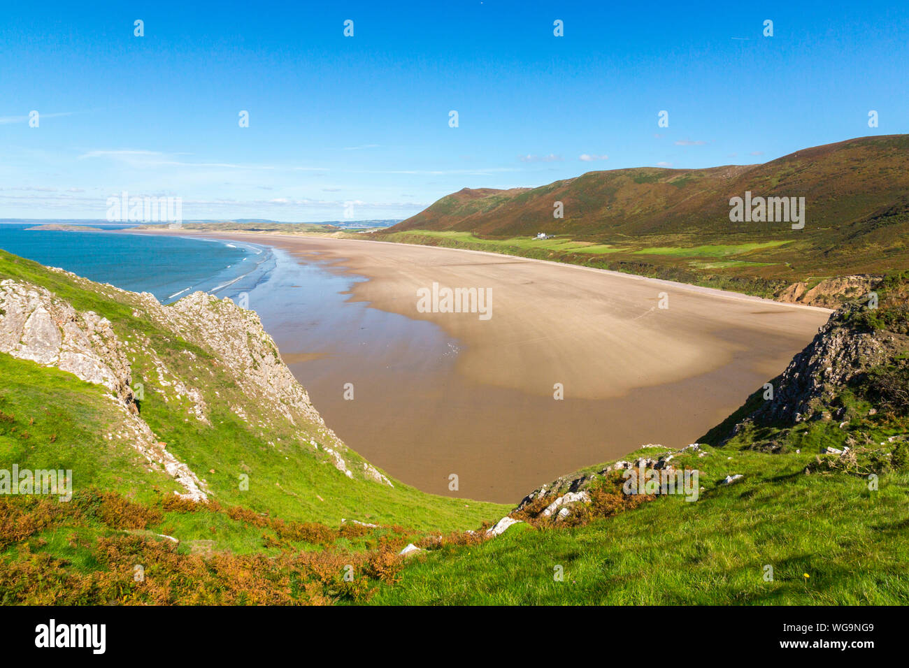 La vaste plage de sable à Rhossili Bay est dominé par la crête de Rhossili bas sur la péninsule de Gower, dans le sud du Pays de Galles, Royaume-Uni Banque D'Images