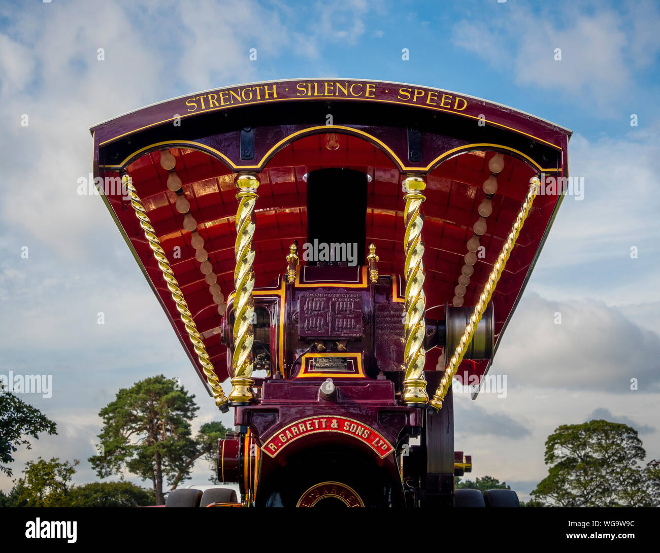 La force, le silence, le lettrage sur la vitesse du moteur de traction traditionnelle restaurée au rallye en plein air. Banque D'Images