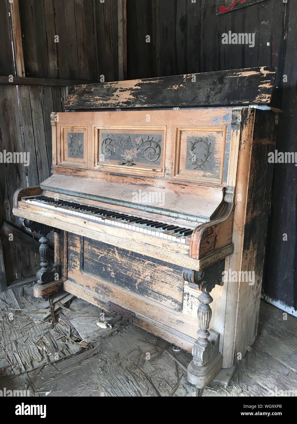 Vieux piano dans la chambre abandonnée Photo Stock - Alamy