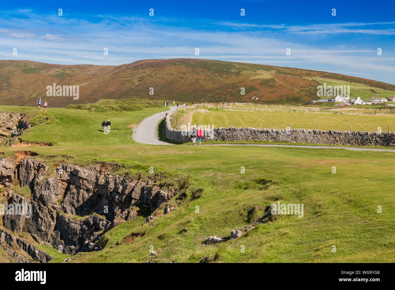 Le sentier entre Rhossili et vers la tête de la péninsule de Gower est une route populaire pour les touristes, dans le sud du Pays de Galles, Royaume-Uni Banque D'Images