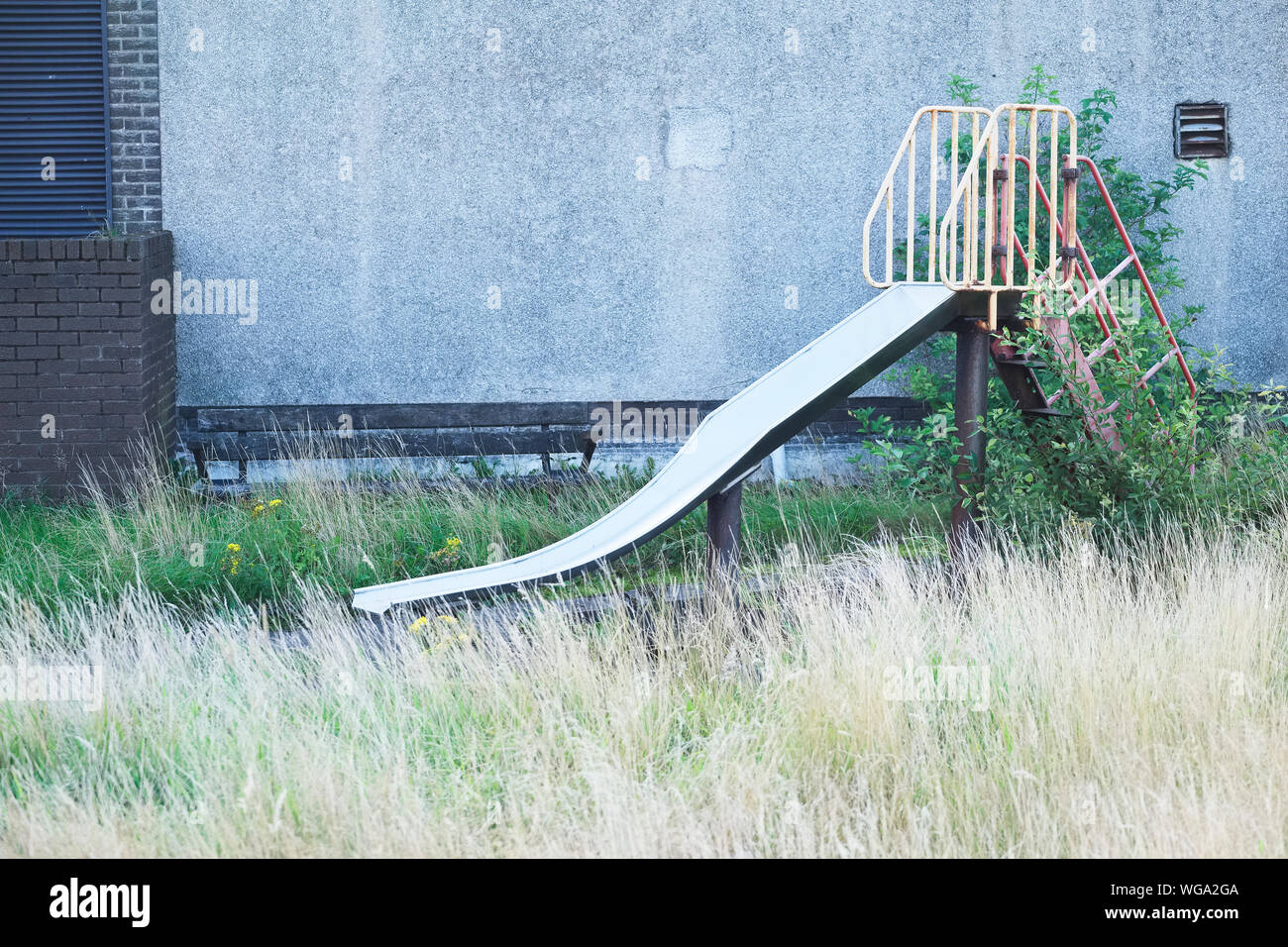 Jouer à l'abandon en diaporama parc abandonné envahi par l'herbe à au jeu pour enfants Banque D'Images Jouer à l'abandon en diaporama parc abandonné envahi par l'herbe à au jeu pour enfants Banque D'Images