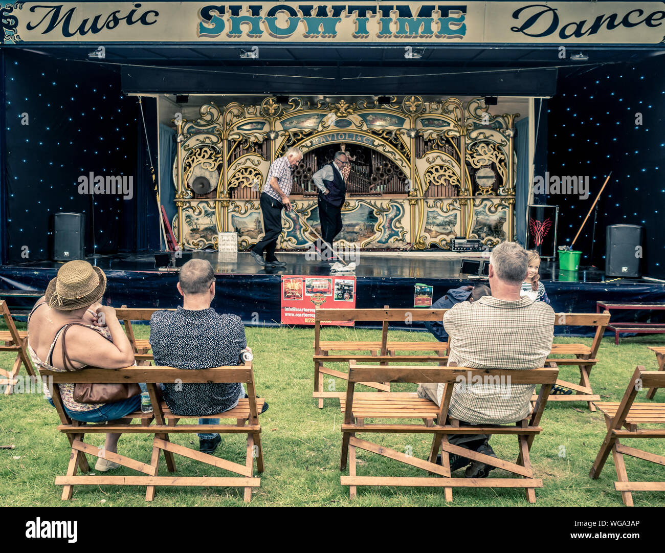 Devant un auditoire scène devant des parc d'orgue à vapeur d'être lavés entre gratuites au spectacle en plein air Banque D'Images