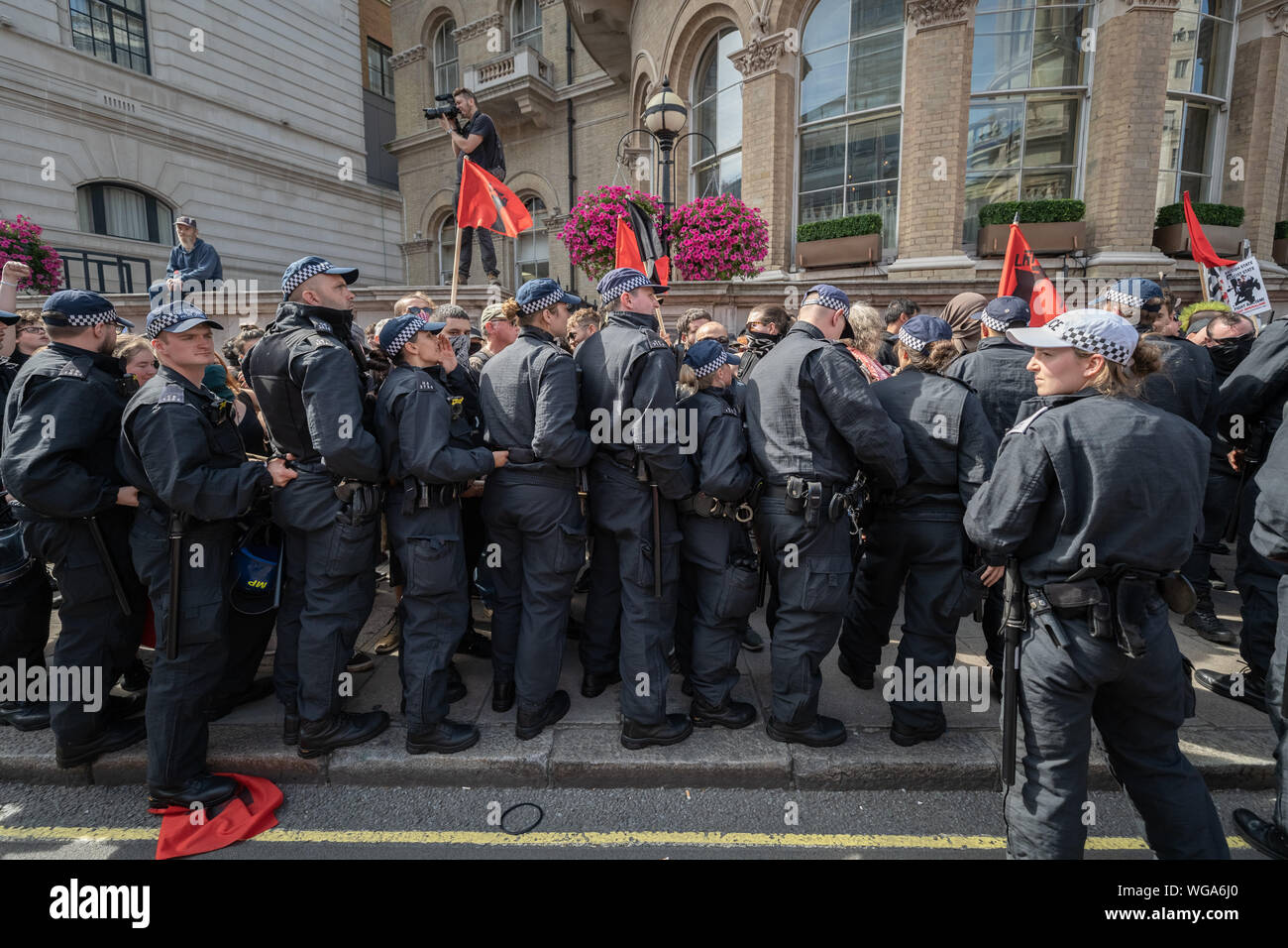 Les contre-manifestants "Libérez Tommy Robinson", y compris des militants antifascistes, s'opposent aux manifestants pro-Robinson devant BBC Broadcasting House, à Londres. Banque D'Images