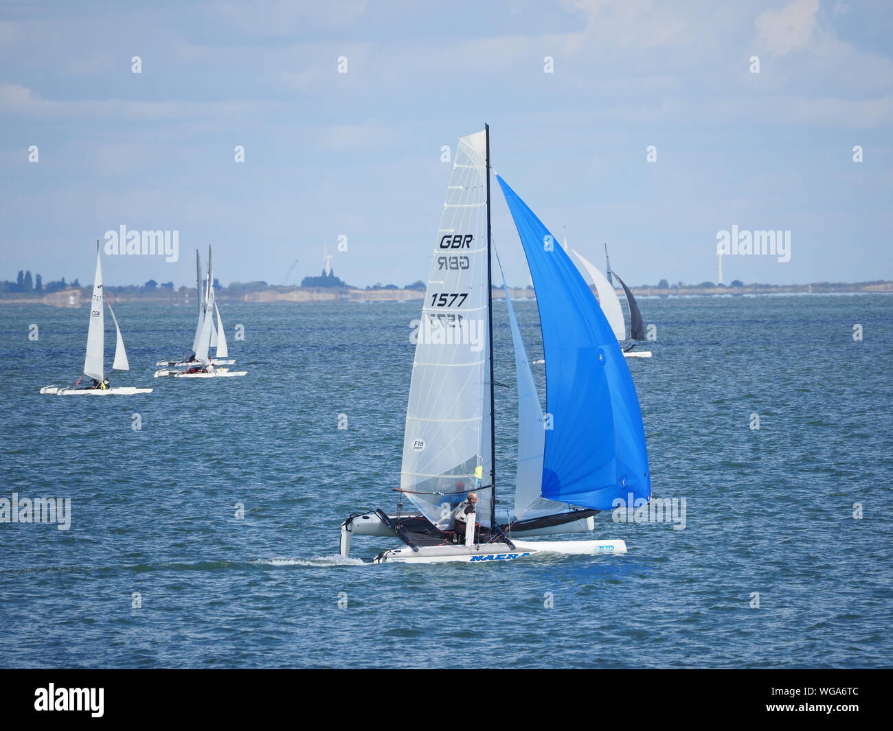 Sheerness, Kent, UK. 1er septembre 2019. Isle Of Sheppey Race Tour de l'île est le plus long du Royaume-uni course pour dériveurs, catamarans et planches à voile à une distance de 30 à 40 kilomètres selon le vent et marée. Il s'agit d'une des aiguilles d'une circumnavigation de l'île de Sheppey dans le Kent et comprend, la mer et l'estuaire du voile du début et de la fin de l'appareil IOS Sailing Club à Sheerness. Cette année, 70 bateaux ont saisi. Credit : James Bell/Alamy Live News Banque D'Images