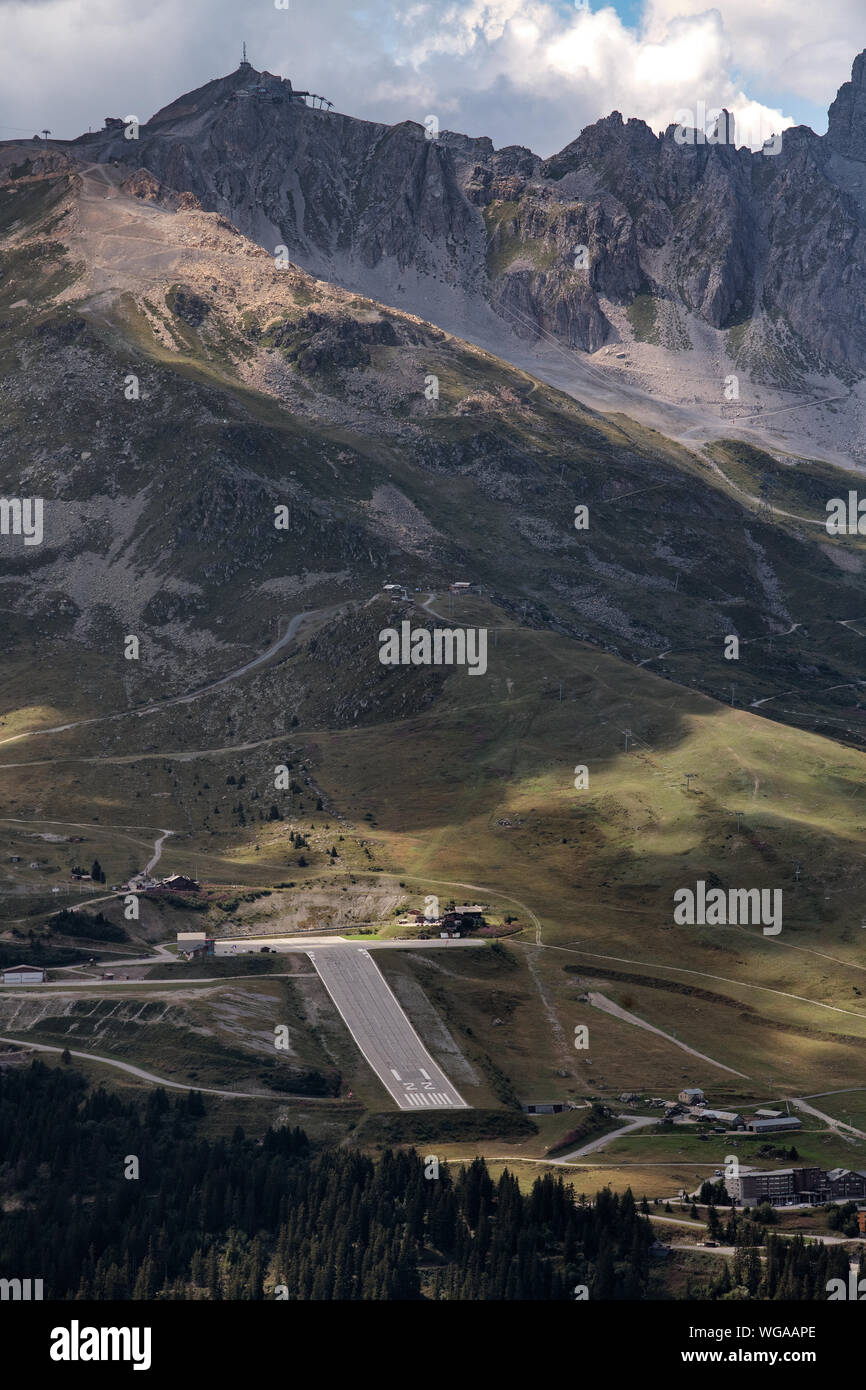 L'altiport de Courchevel (Anglais : altiport de Courchevel) est une portion de l'altiport Courchevel, une station de ski dans les Alpes françaises. Banque D'Images