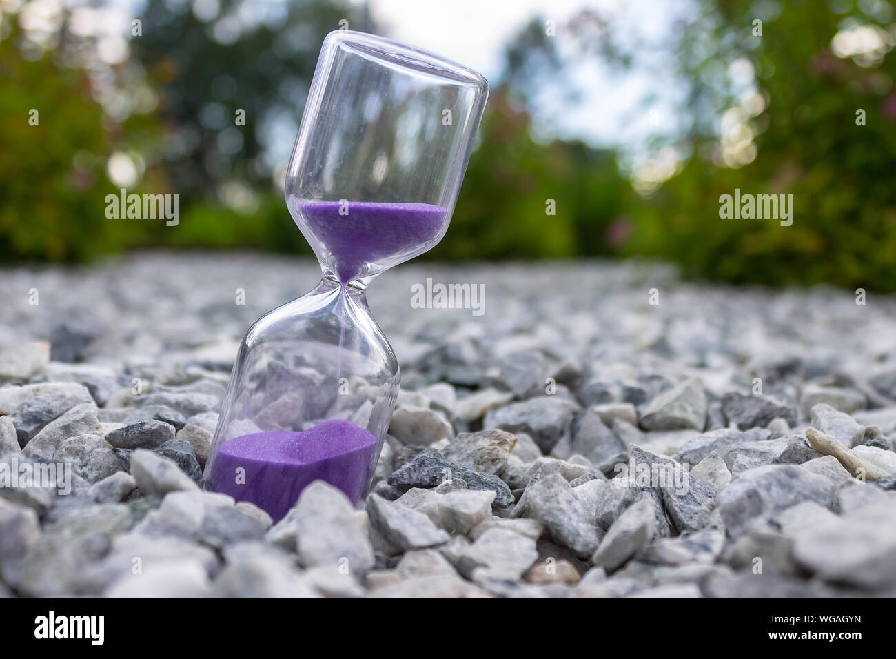 Hourglass close-up sur la rue dans le parc comme un symbole de l'temps qui passe Banque D'Images