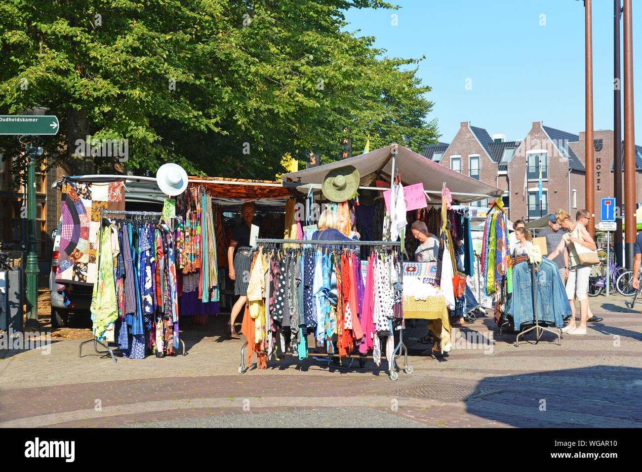 Den Burg Texel, Pays-Bas / Nord - Août 2019 : marché confortable sur' De Groeneplaats' dans 'Den ville Burg' avec des vêtements Banque D'Images