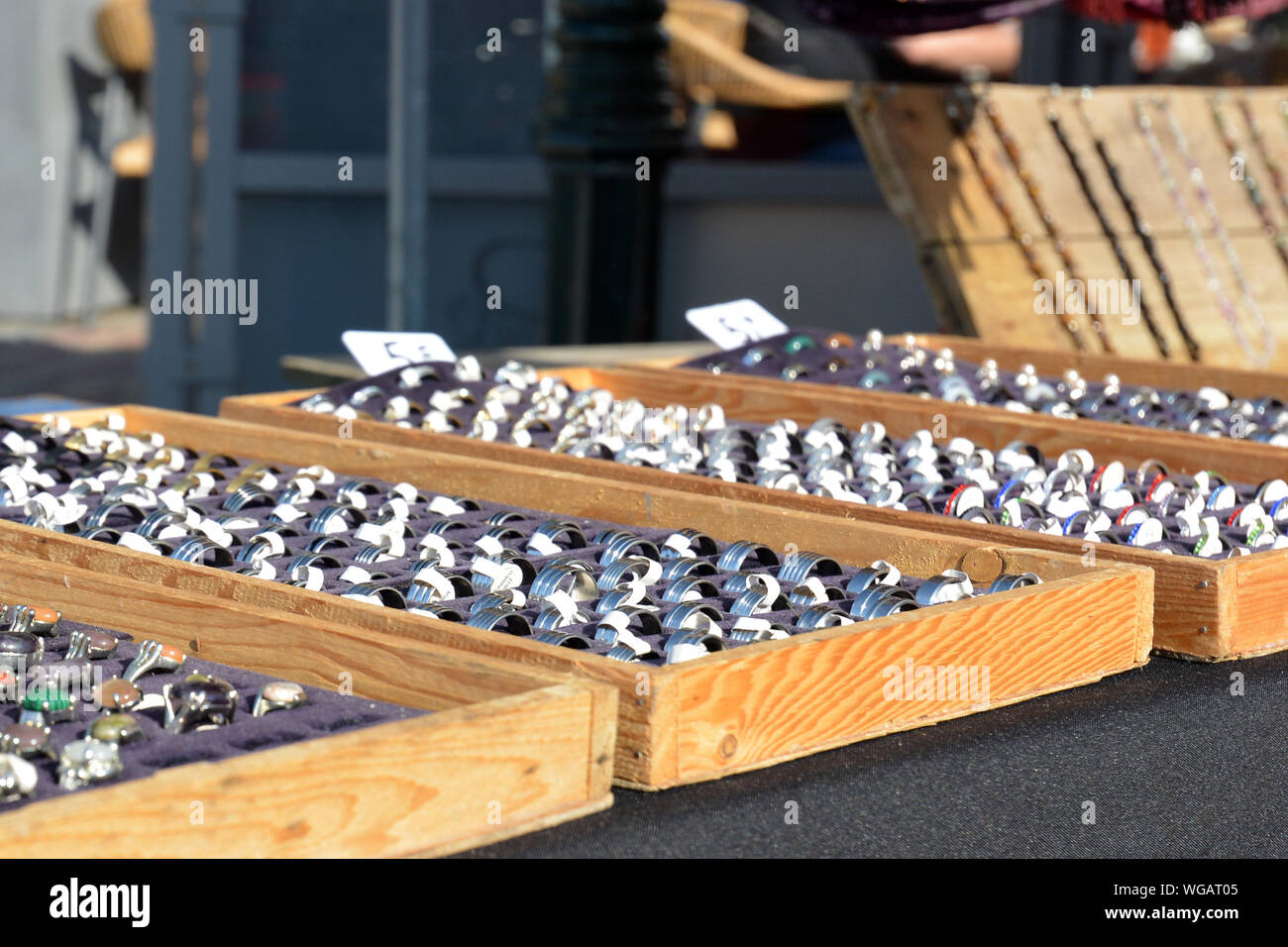 Den Burg Texel, Pays-Bas / Nord - Août 2019 : Bagues en vente au marché hebdomadaire de la ville 'Den Burg' sur l'île Texel Banque D'Images