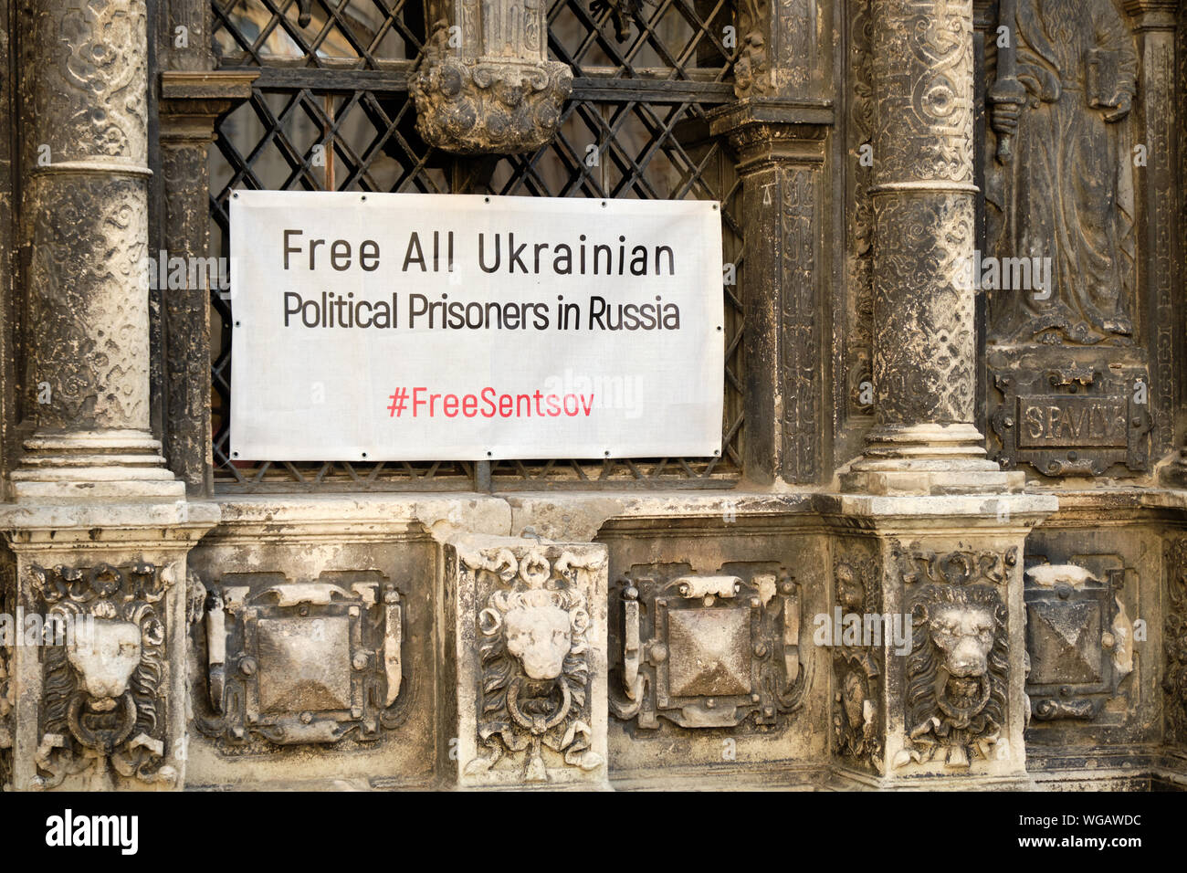 Lviv, Ukraine : demande de bannière pour la liberté pour tous les prisonniers politiques en Russie sur tous les bâtiments d'église Banque D'Images