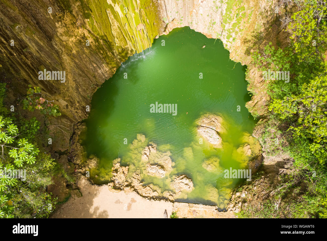 Scenic Vue aérienne de la cascade El Limon dans les jungles de la péninsule de Samana en République Dominicaine. Look incroyable dans les forêts tropicales de cascade à partir de Banque D'Images