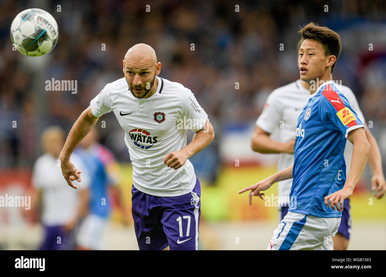 Kiel, Allemagne. 06Th Sep 2019. Soccer : 2ème Bundesliga, Holstein Kiel - Erzgebirge Aue, 5e journée. Uae Philipp Riese (l) et de Kiels Jae Sung Lee lutte pour la balle. Axel Heimken/crédit : dpa - NOTE IMPORTANTE : en conformité avec les exigences de la DFL Deutsche Fußball Liga ou la DFB Deutscher Fußball-Bund, il est interdit d'utiliser ou avoir utilisé des photographies prises dans le stade et/ou la correspondance dans la séquence sous forme d'images et/ou vidéo-comme des séquences de photos./dpa/Alamy Live News Banque D'Images