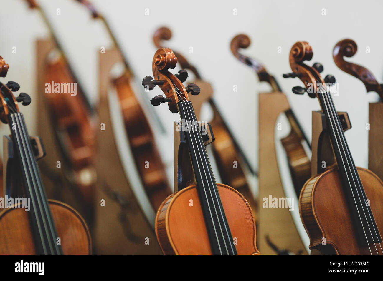 Plus de détails avec des parties de violons avant un concert de musique classique symphonique Banque D'Images